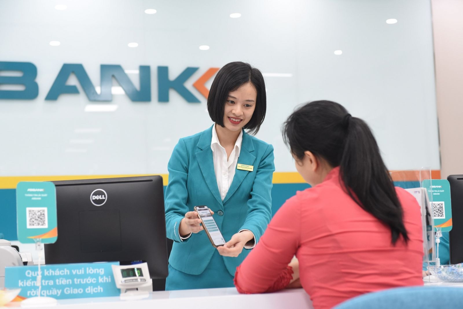 Từ nay đến hết 31/12/2021, ABBANK áp dụng chương trình FREE ALL IN với chính sách miễn phí toàn bộ các dịch vụ Ngân hàng số thuộc ứng dụng AB Ditizen cho khách hàng. 