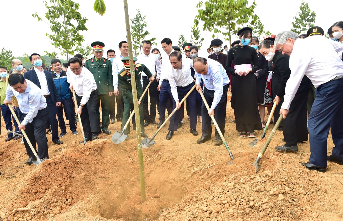 Thủ tướng Chính phủ Nguyễn Xuân Phúc cùng lãnh đạo Đảng, Nhà nước, lãnh đạo tỉnh Tuyên Quang trồng cây xanh tại Lễ phát động. Ảnh: Thành Công