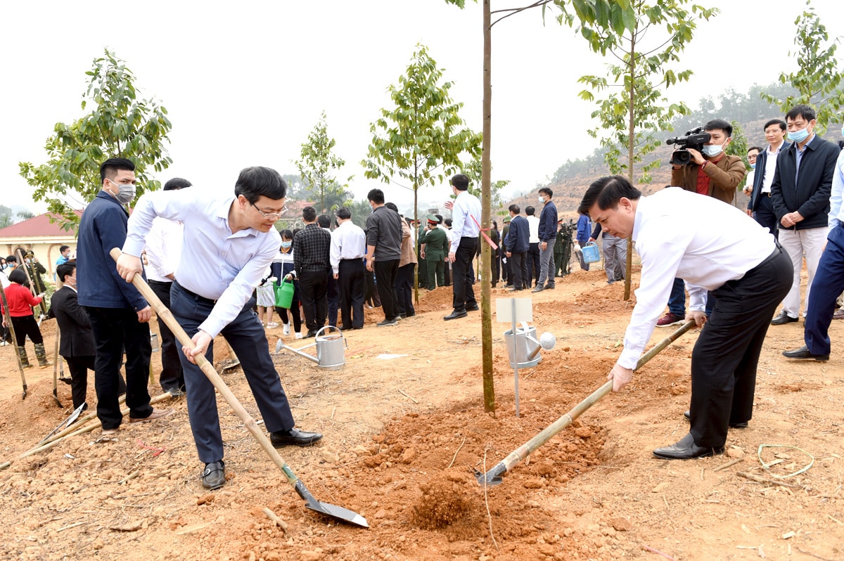 Nguyễn Văn Thể, Ủy viên BCH Trung ương Đảng, Bộ trưởng Bộ Giao thông vận tải (bên phải); đồng chí Nguyễn Văn Sơn, Phó Bí thư Tỉnh ủy, Chủ tịch UBND tỉnh tham gia Lễ trồng cây. Ảnh Quốc Việt 