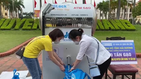 Cây ATM đang nhận những túi gạo đầu tiên