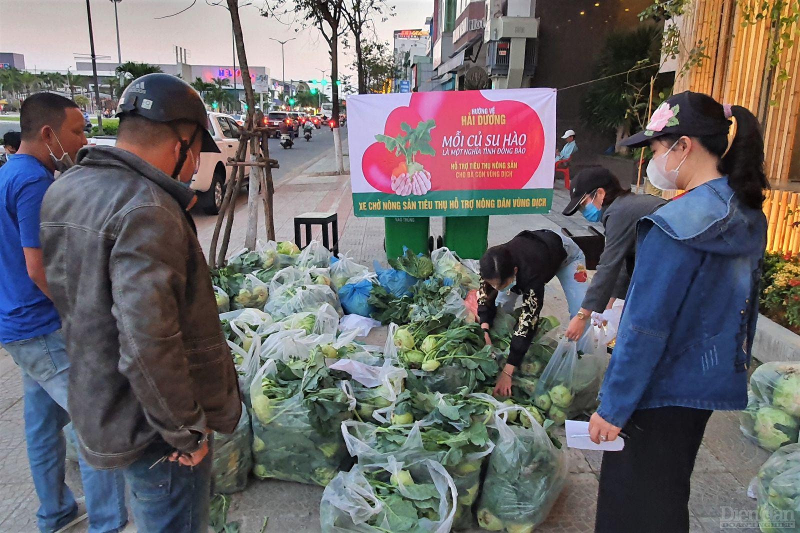 Nhóm thiện nguyện đã nhập hơn 10 tấn nông sản từ Hải Dương về Đà Nẵng.