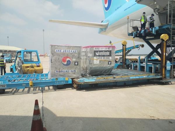  lô vắc xin đầu tiên gồm 117.000 liều đã được máy bay của Korean Air vận chuyển hạ cánh xuống sân bay Tân Sơn Nhất.