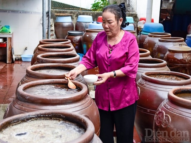 Bà Nguyễn Thị Gái đã không từ bỏ khi nước mắm truyền thống gặp khó khăn trên thị trường mà tìm cách thay đổi để thành công