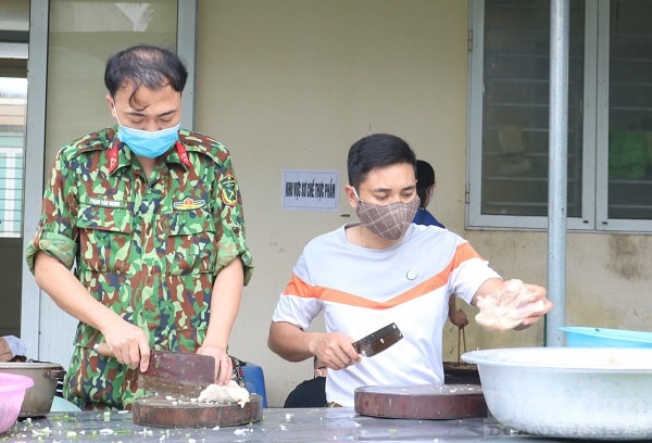 Đều đặn hàng ngày, khi tiếng chuông báo thức vang lên, tất cả cán bộ, chiến sỹ thuộc Ban chỉ huy quân sự huyện An Dương, TP Hải Phòng lại thức giấc để chuẩn bị những suất ăn cho các lực lượng đang làm nhiệm vụ tại khu cách ly và công dân thực hiện cách ly thuộc Khu ký túc xá Trường cao đẳng nghề Du lịch và Dịch vụ Hải Phòng