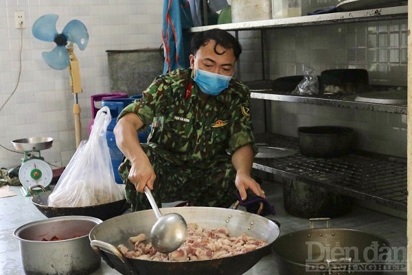 Thực đơn các bữa ăn được thay đổi hàng ngày với nhiều món như: thịt kho, giò, cá sốt, rau xào, canh…