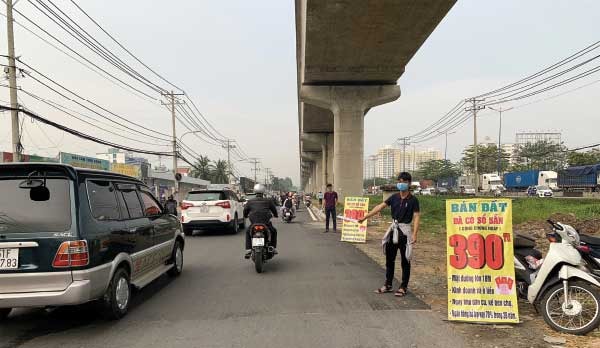 Thời gian tới, xu hướng phát triển của ngành bất động sản sẽ dồn về các địa phương giáp ranh các đô thị lớn. (Ảnh: Chào bán bất động sản vùng ven TP. HCM - Mạnh Khánh)