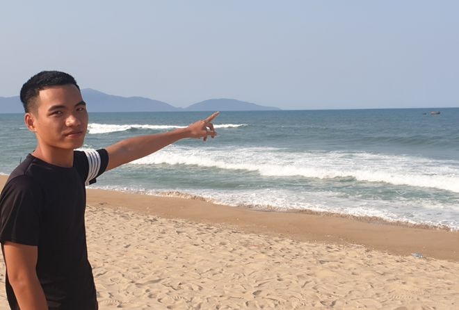 Trần Văn Tròn chỉ tay về nơi cứu sống 3 em học sinh ẢNH: MẠNH CƯỜNG