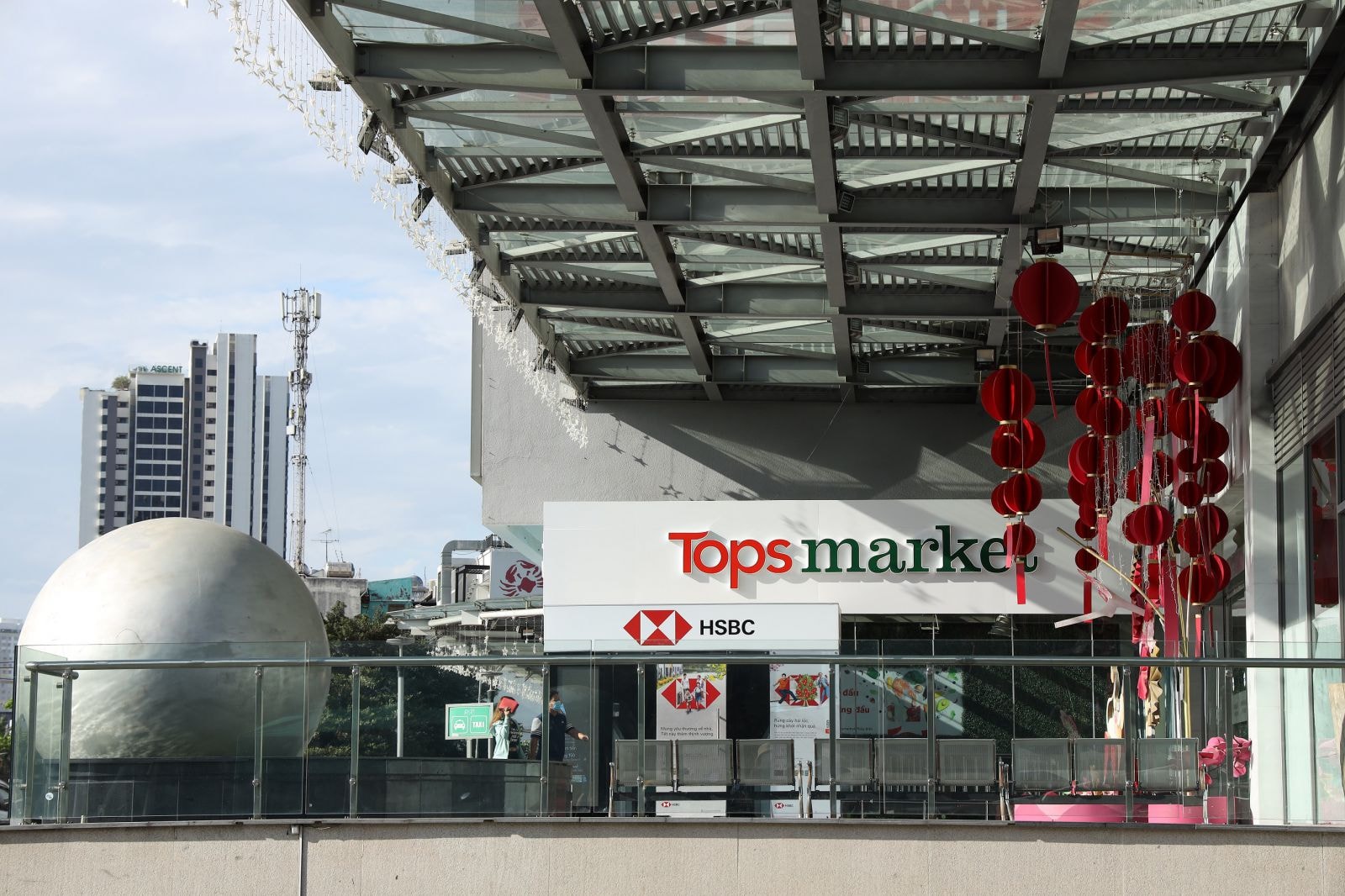 Lối vào siêu thị Tops Market Thảo Điền