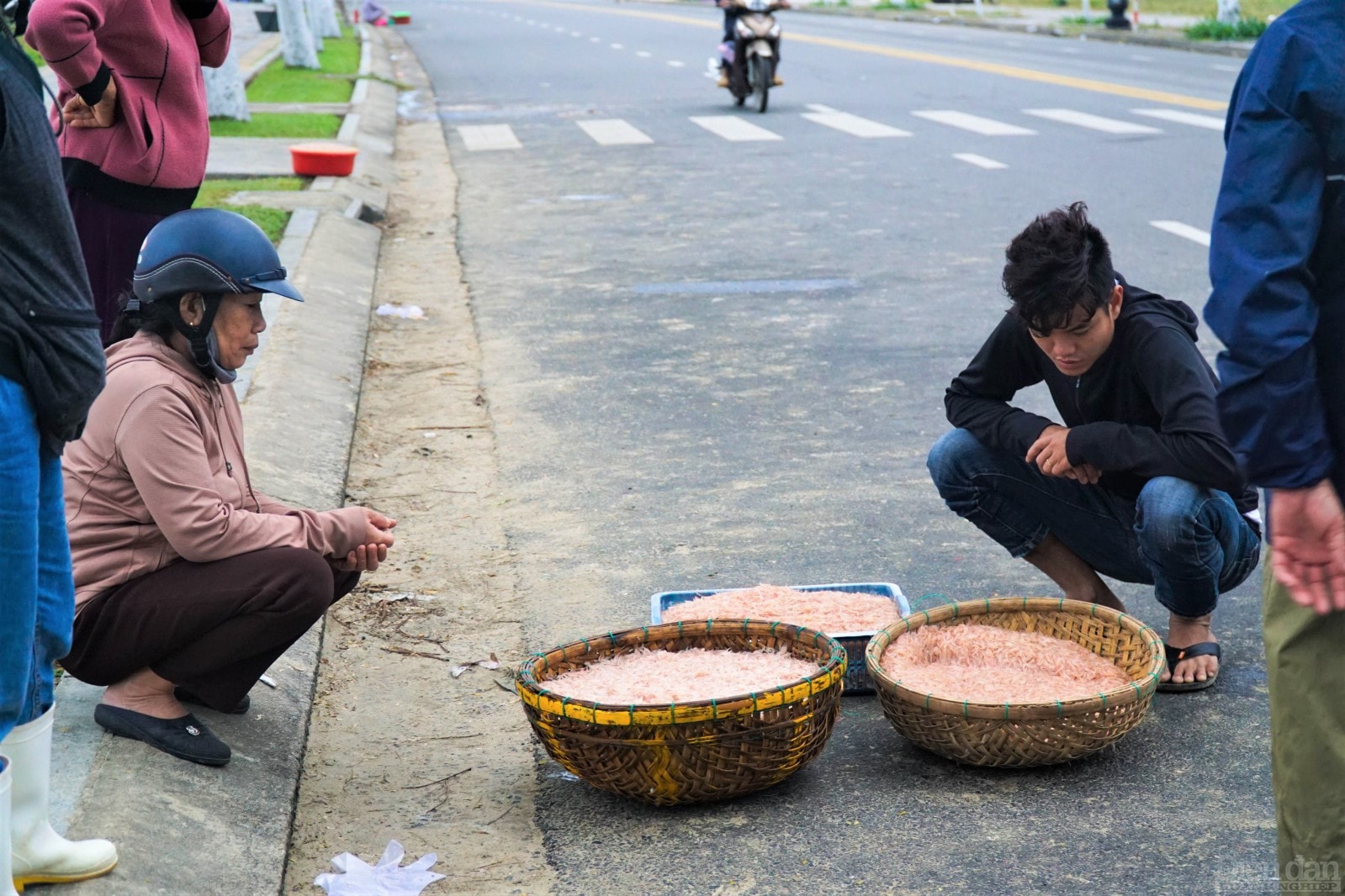 Người dân địa phương cũng tranh thủ mua về nhà để dùng trong bữa com gia đình.