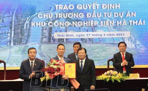 Phó thủ tướng Trịnh Đình Dũng dự lễ công bố quyết định chủ trương đầu tư dự án xây dựng và kinh doanh kết cấu hạ tầng Khu công nghiệp - đô thị - dịch vụ Liên Hà Thái. (ảnh báo Thái Bình)