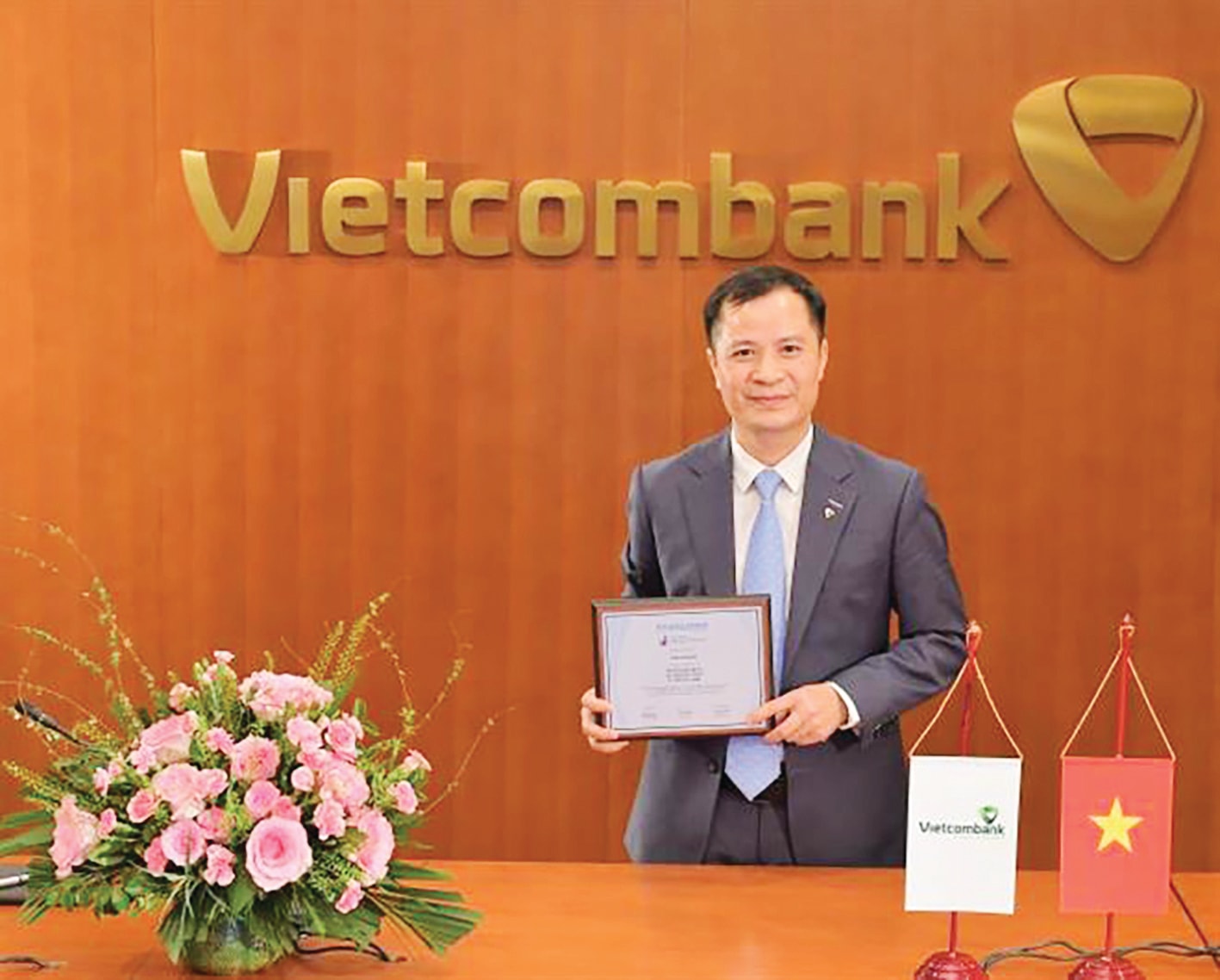  Đại diện Vietcombank, ông Lê Hoàng Tùng – Kế toán trưởng nhận danh hiệu “Ngân hàng mạnh nhất Việt Nam”