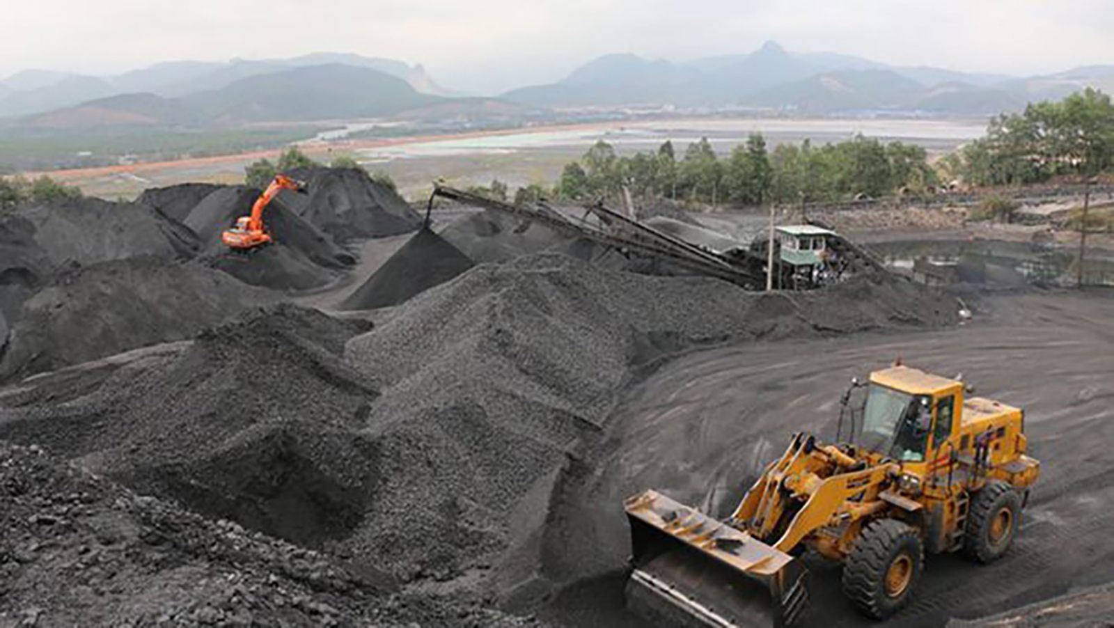  Hàng trăm tấn than lậu đã bị các đối tượng móc ngoặc với doanh nghiệp thành viên của TKV khai thác trái phép. ẢNH N.H