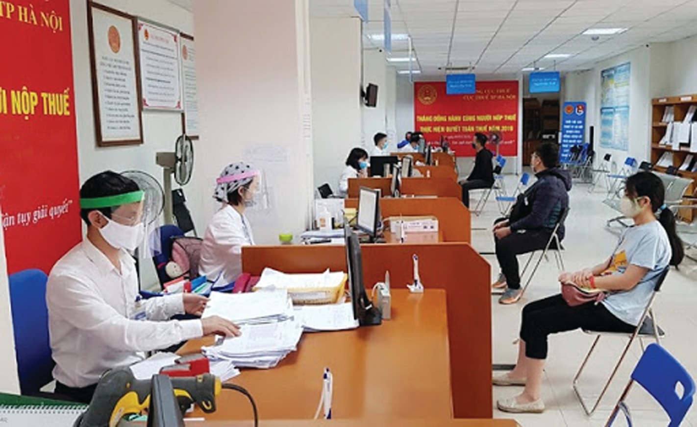  Gia hạn nộp thuế sẽ góp phần duy trì, phát triển doanh nghiệp, góp phần tăng trưởng nền kinh tế. Ảnh: Hương Thủy