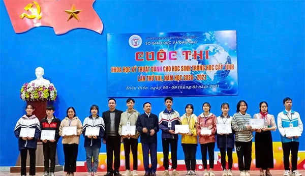 Lễ trao bằng khen Cuộc thi Khoa học Kỹ thuật trên máy tính của các em học sinh