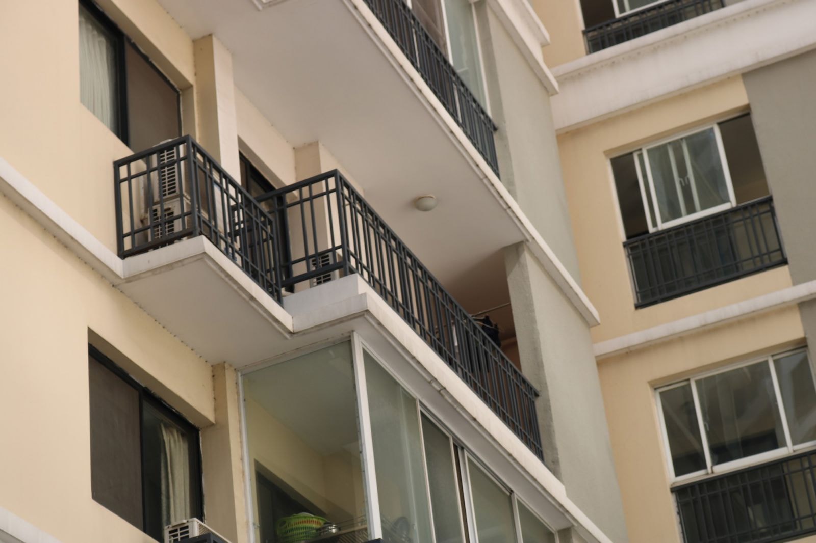 Nhiều lan can chung cư rất thấp, chỉ cần sơ sẩy một chút là có thể rơi ngã.