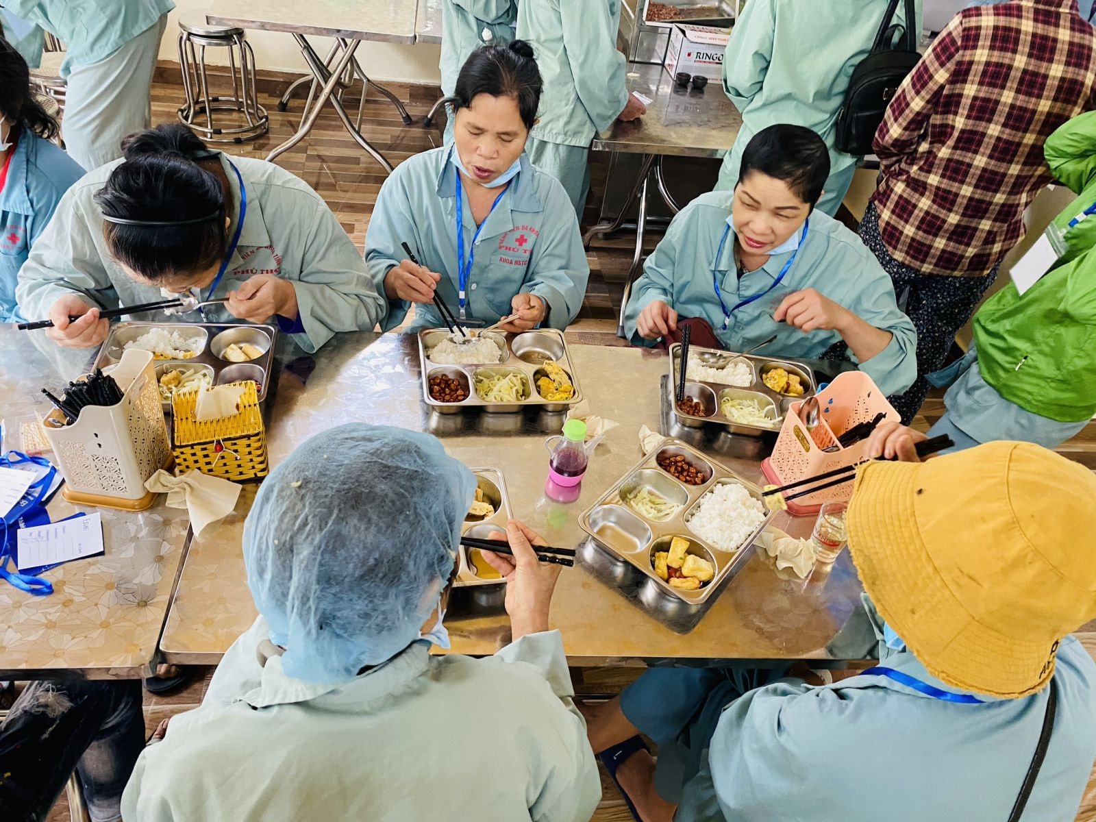 Những suất cơm nóng dẻo giúp vơi gánh nặng cho những người có hoàn cảnh khó khăn