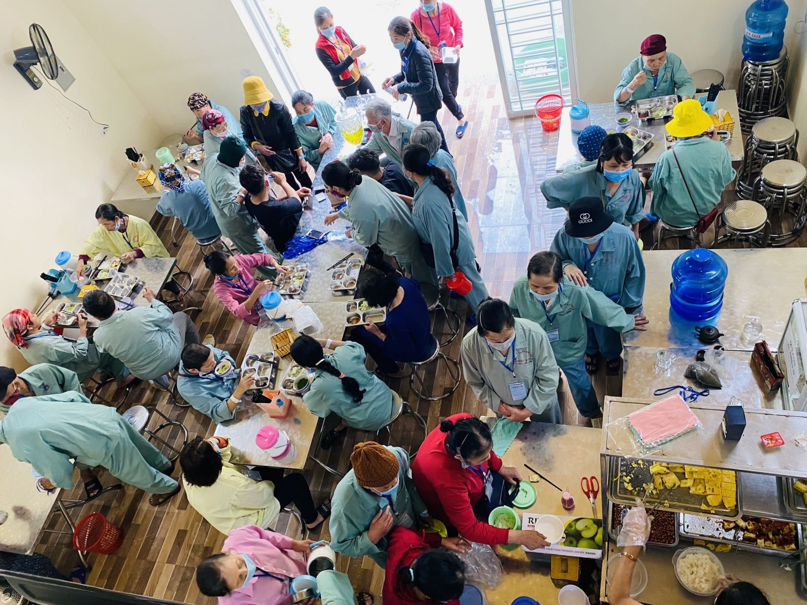 Mỗi trưa, hàng trăm bệnh nhân và người nhà lại có những bữa ăn nóng hổi
