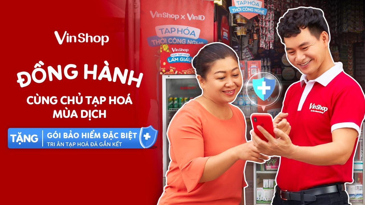VinShop trao tặng các tạp hóa gắn kết gói bảo hiểm sức khỏe.