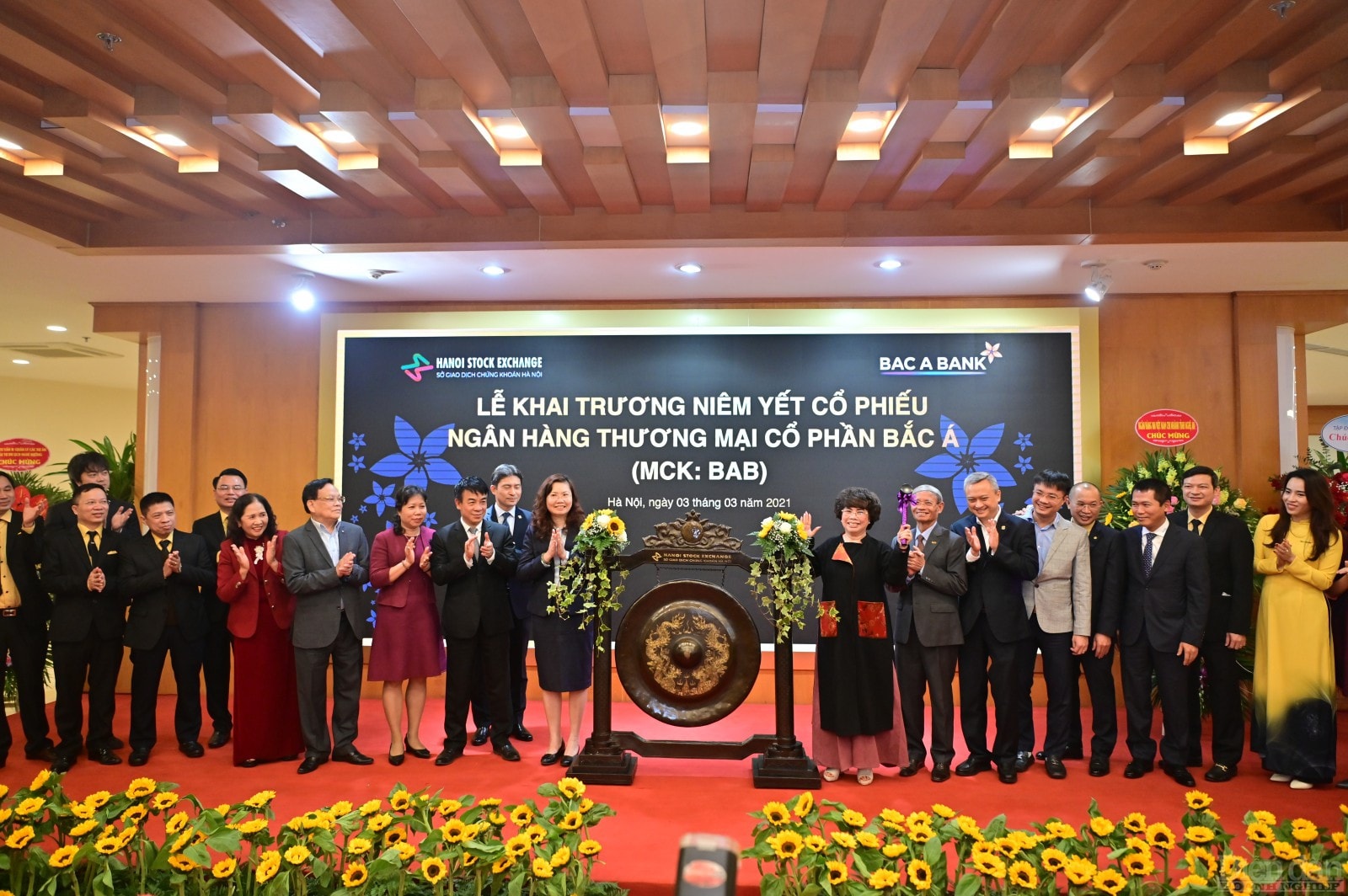 Nghi thức đánh cồng khai trương phiên giao dịch đầu tiên của BAC A BANK trên sàn HNX