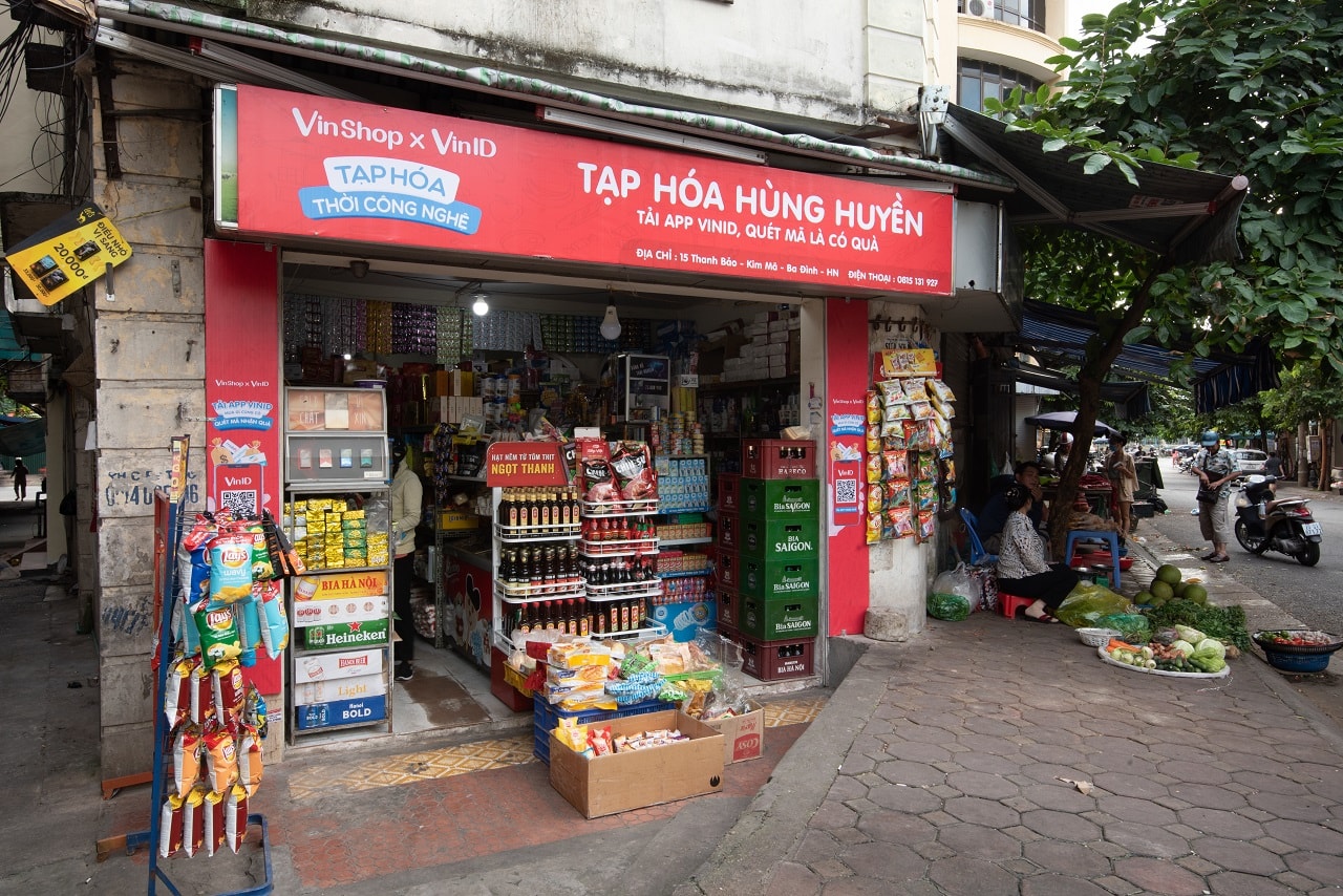 VinShop đang dần “phủ đỏ” các tạp hóa, nâng đời trở thành tạp hóa công nghệ.