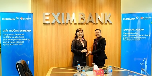 Bà Đinh Thị Thu Thảo, Phó Tổng Giám đốc Eximbank nhận giải thưởng từ Ông Vijay Poduval, Giám đốc MoneyGram khu vực Châu Á.