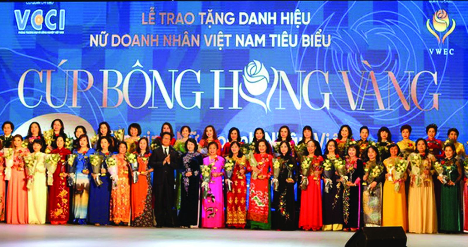  Cúp Bông hồng Vàng - Tôn vinh 100 nữ doanh nhân tiêu biểu trên cả nước do Phòng Thương mại và Công nghiệp Việt Nam (VCCI) trao tặng.