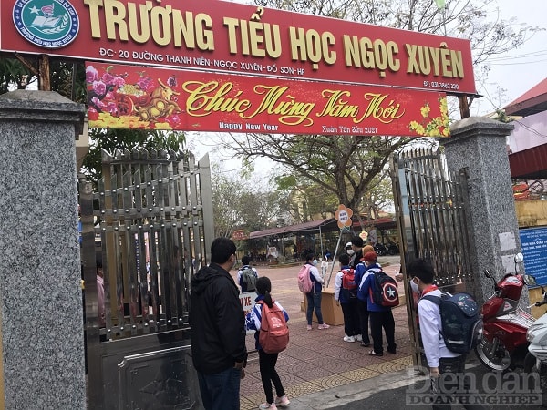 Tại trường tiểu học Ngọc Xuyên, quận Đồ Sơn, TP Hải Phòng để đảm bảo công tác phòng chống dịch COVID-19, các phụ huynh chỉ được đưa đón con ở cổng trường. Nhiều học sinh hớn hở khi được quay lại trường học. Em Phạm Tiến Minh, học sinh trường tiểu học Ngọc Xuyên, quận Đồ Sơn cho biết, nghỉ ở nhà nhiều khá chán, nay được quay trở lại trường học con rất háo hức vì được gặp lại các thầy cô và bạn bè