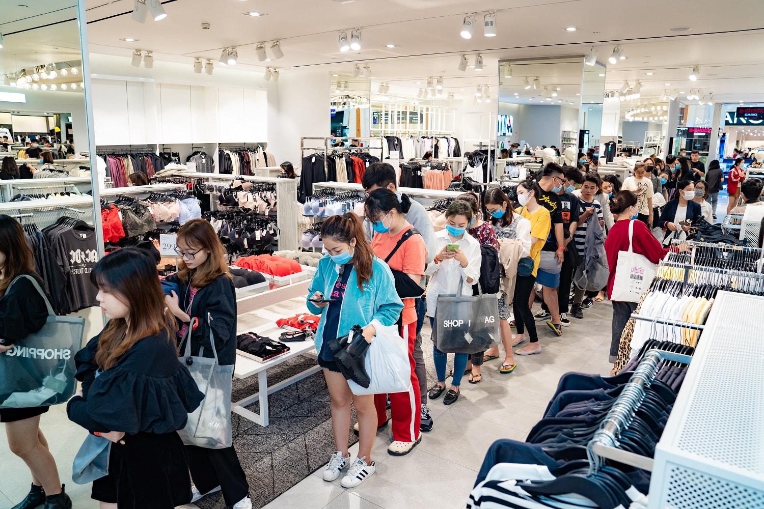 Người dân chen chân mua sắm dịp Black Friday tại Việt Nam, minh chứng cho sức mua được phục hồi nhanh chóng