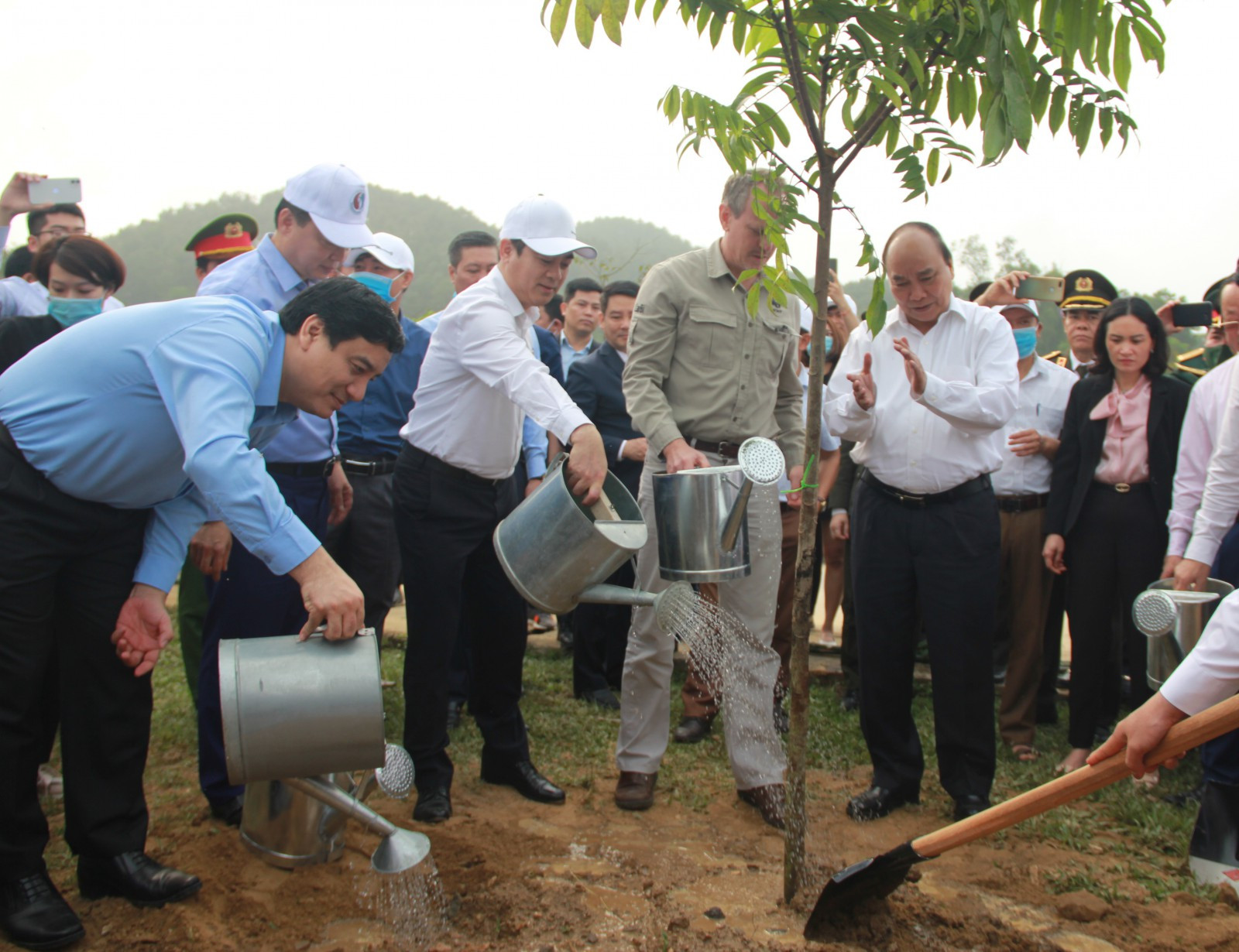 Thủ tướng Nguyễn Xuân Phúc cùng tham gia hưởng ứng Lễ trồng 01 tỷ cây xanh với cán bộ, nhân dân tỉnh Nghệ An tại Khu di tích lịch sử Quốc gia Truông Bồn