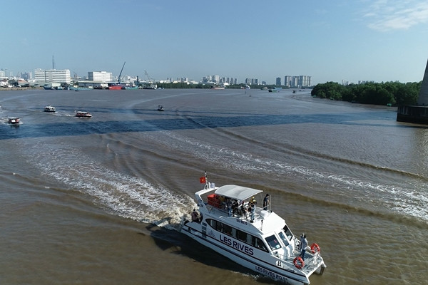 Khách hàng, nhà đầu tư tham gia tour trải nghiệm đường sông, tham quan nhà mẫu đô thị đảo Phượng Hoàng 