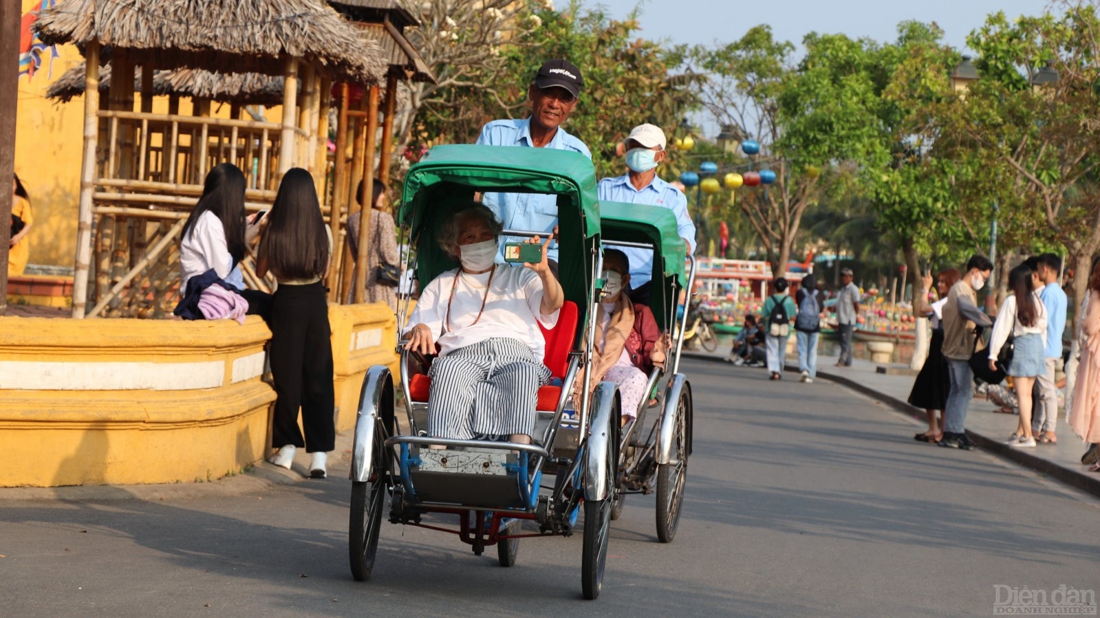 Dạo phố bằng xích lô cũng là điểm nhấn của du lịch thành phố.