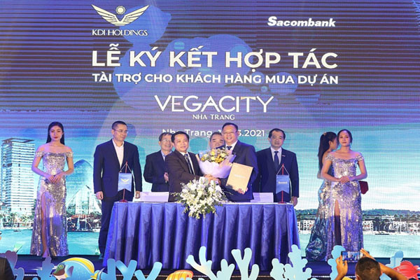 Đại diện KDI Holdings và Sacombank ký kết hợp tác