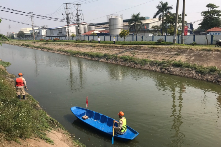 Chú thích ảnh: Hoạt động dọn rác lòng kênh chung Trạm bơm Như Quỳnh (Văn Lâm, Hưng Yên) được La Vie thực hiện hằng ngày trong nhiều năm qua. 