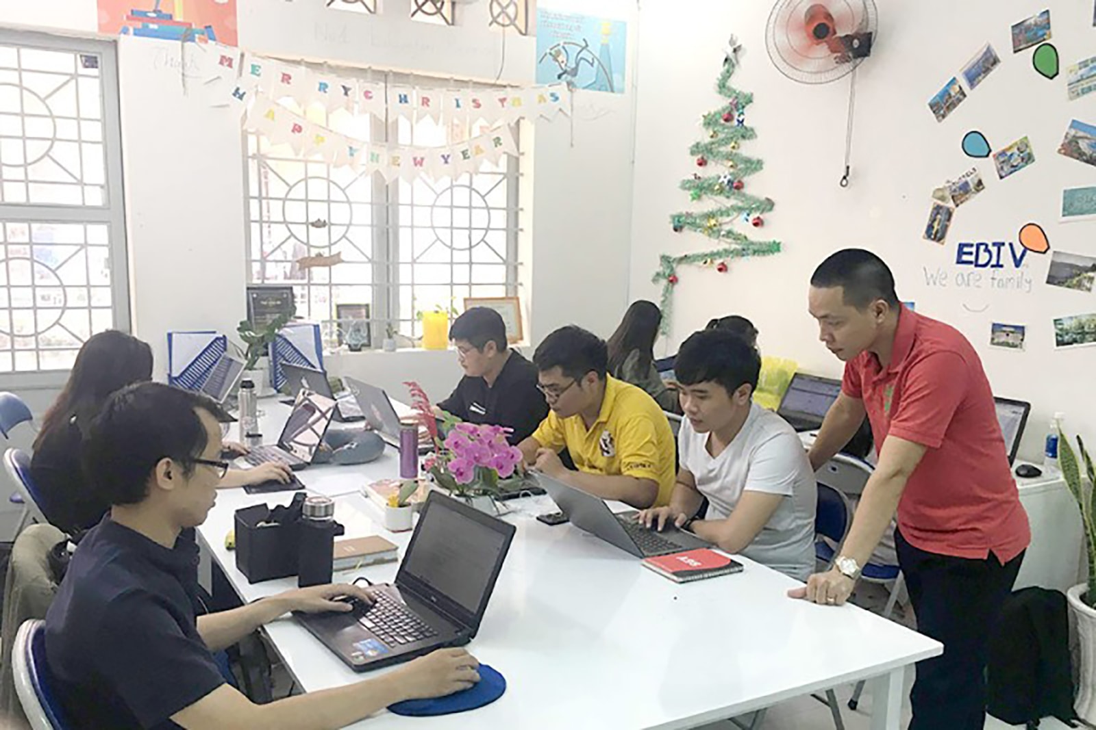 Tại Edu2Review, các bạn sinh viên sẽ có cơ hội được trải nghiệm môi trường startup thông qua chương trình Thực tập sinh của công ty. (CEO Hồ Đức Hoàn đang hướng dẫn các sinh viên)