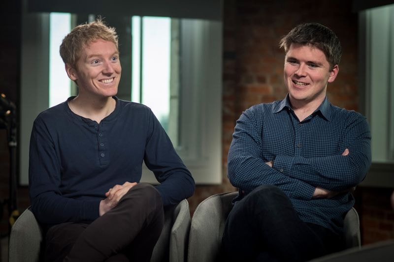 Patrick Collison (trái) và John chia sẻ trong cuộc phỏng vấn trên truyền hình. Ảnh: Bloomberg.