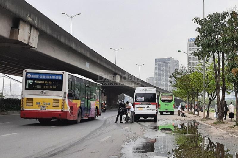 Cuộc cạnh tranh của xe khách truyền thống và xe trá hình ngày càng căng thẳng - Ảnh: Gia Nguyễn