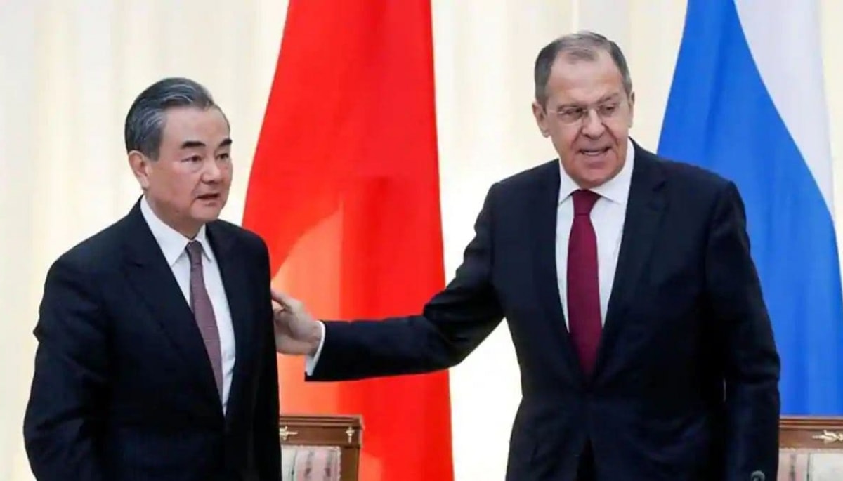 Ngoại trưởng Trung Quốc Vương Nghị và Ngoại trưởng Nga Sergei Lavrov. Ảnh: Reuters