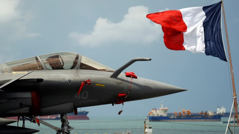 Một máy bay chiến đấu Rafale của Hải quân Pháp đang đậu trên sàn đáp của tàu sân bay Charles de Gaulle tại Căn cứ Hải quân Changi, Singapore vào năm 2019