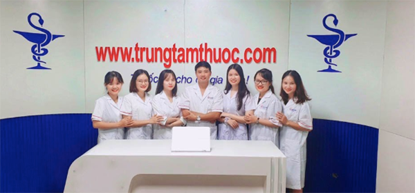 Dược sĩ Lưu Văn Hoàng và đội ngũ nhân viên tại Trung Tâm Thuốc Central Pharmacy