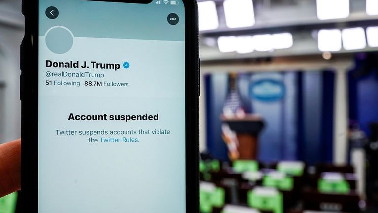 Twitter khóa tài khoản của ông Trump vô thời hạn