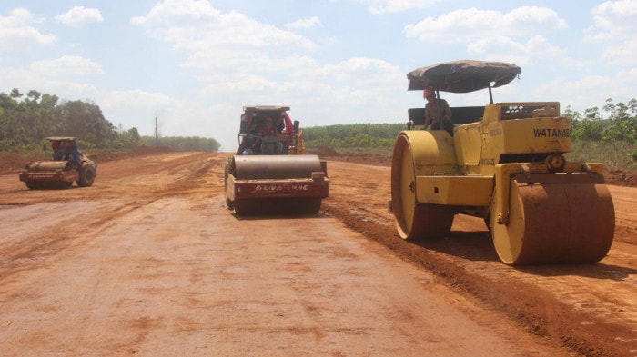 Tiến độ cao tốc Phan Thiết - Dầu Giây đang gặp khó vì thiếu vật liệu thi công.