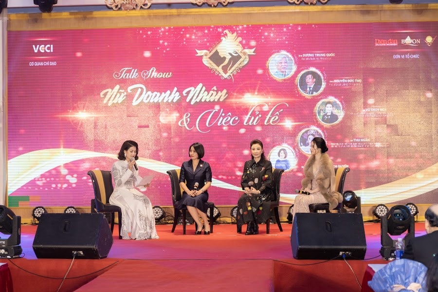 Doanh nhân Vũ Thúy Nga tham gia Talkshow Nữ doanh nhân và việc tử tế do Tạp chí Diễn đàn Doanh nghiệp tổ chức.