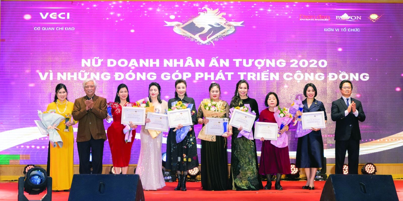 Sự hiện diện các doanh nhân trong những hoạt động xã hội, sẽ mang đến sự phát triển lành mạnh, bền vững cho doanh nghiệp và sự thịnh vượng cho xã hội. (Ảnh: Chương trình “Hội tụ nữ doanh nhân Duyên hải phía Bắc” 2021 với chủ đề “Nữ doanh nhân và việc tử tế” do Tạp chí Diễn đàn Doanh nghiệp tổ chức) 