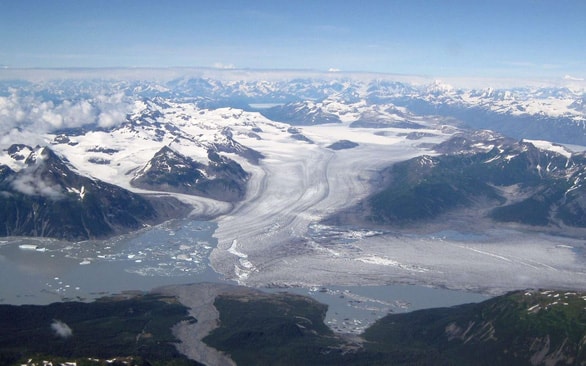 Sông băng tan ở Alaska - Ảnh: NYT