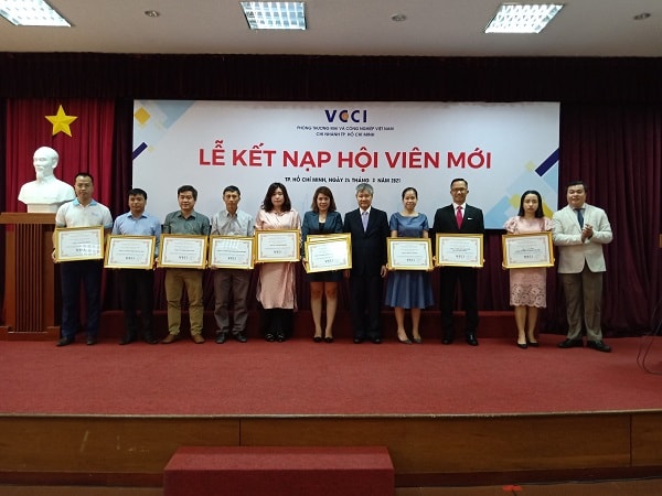 Ông Võ Tân Thành trao Giấy chứng nhận Hội viên VCCI cho các doanh nghiệp.