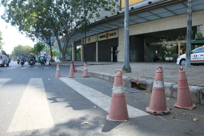 Trung tâm thương mại tại Q.7 đặt cọc hình chóp để ngăn xe đậu ẢNH: LÊ NGỌC THẢO