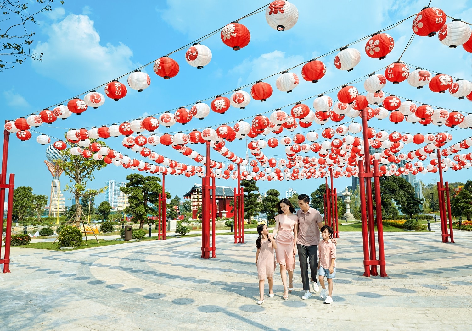 Một điểm nhấn đậm chất Nhật tại Zen Park là 5.000 chiếc đèn lồng được thiết kế và chế tác thủ công bởi đơn vị sản xuất lồng đèn hàng đầu thế giới Haitian Lantern – đối tác của thế vận hội Olympic hay Disneyland