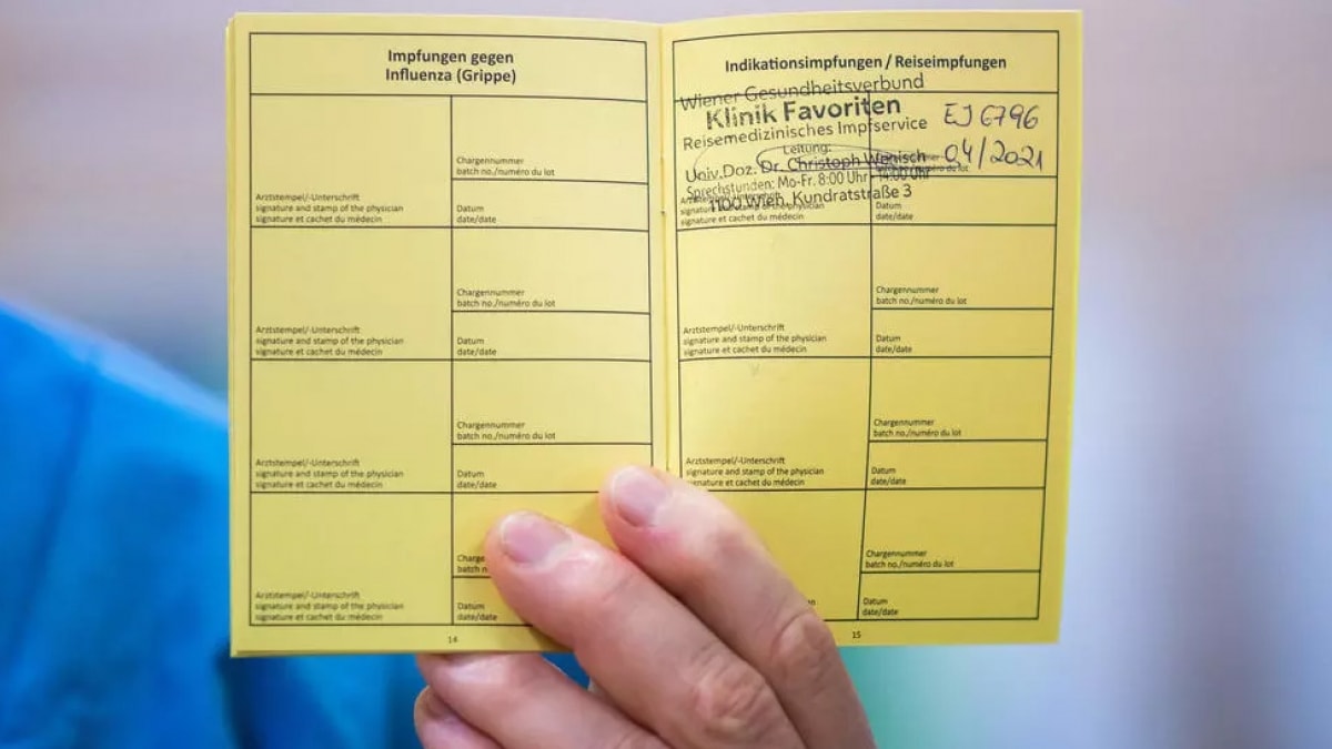 Giấy chứng nhận đã tiêm phòng vaccine ngừa Covid-19 của Pfizer-Biontech tại bệnh viện Favoriten ở Áo ngày 27/23/2020. Ảnh: AFP