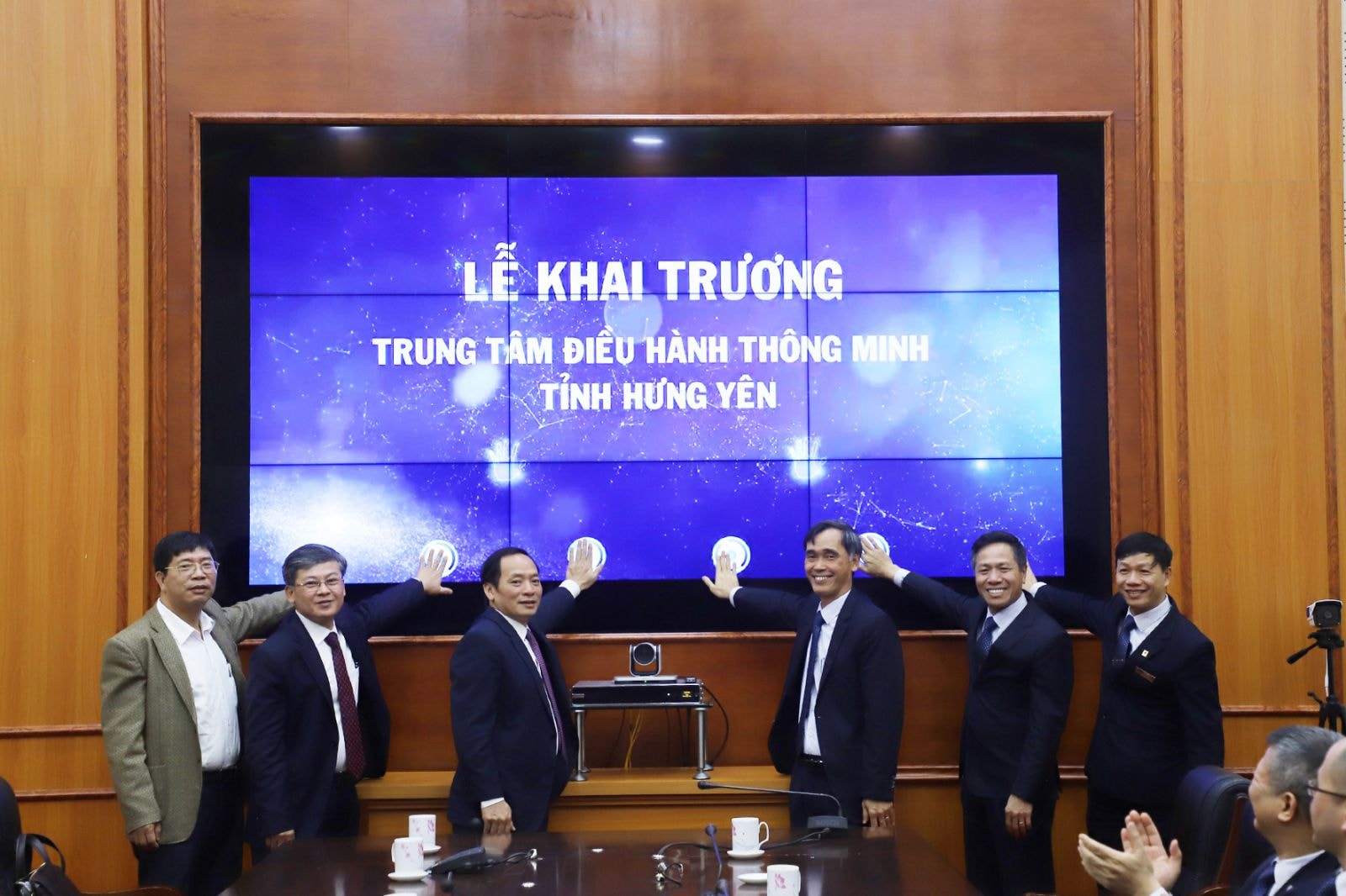 Kết quả, trong năm 2020, Hưng Yên đã đồng bộ gần 300.000 hồ sơ, cung cấp thêm 241 thủ tục mức 3, 4 lên Cổng dịch vụ công Quốc gia, giúp Tỉnh giữ vững vị trí trong Top 10 các tỉnh/ thành phố trực thuộc trung ương