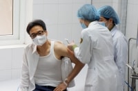 Phó Thủ tướng Vũ Đức Đam tiêm thử nghiệm vắc xin 